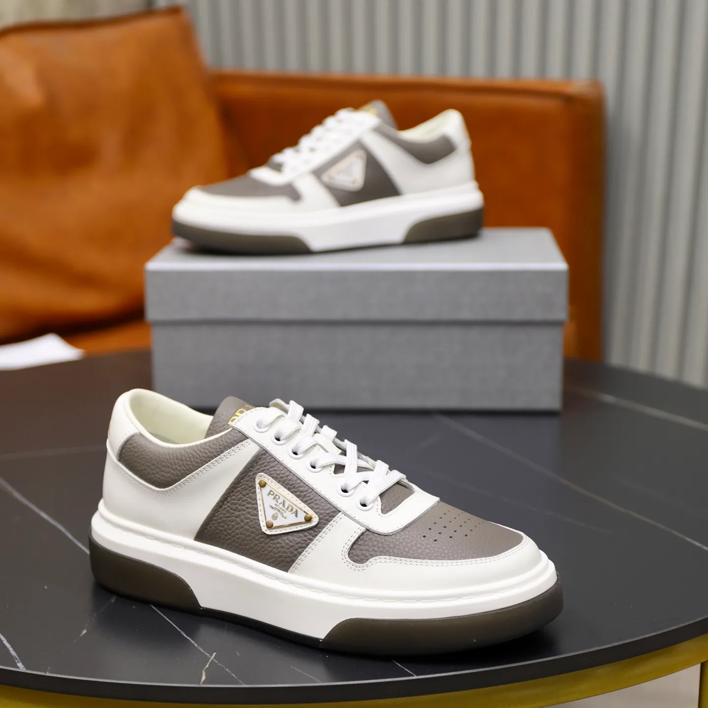 Factory price: 720💰Top original order Brand: PRADA (Prada) Standard code: Men's size 38/44 (45 can be customized) Grade: Same as the official website Material: Original cowhide stitching imported cowhide lining Original combination two-color wear-resistant soft outsole Style category: Leisure and sports version Young fashion European and American trend British style Color: Actual picture color